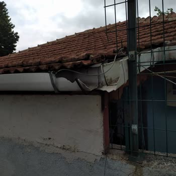 Kargo Aracı Evime Çarptı Şoför Kaçtı Firma Dönüş Yapmıyor