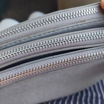 Benetton Çantanın Fermuarı Kıyafetlerimi Mahvetti