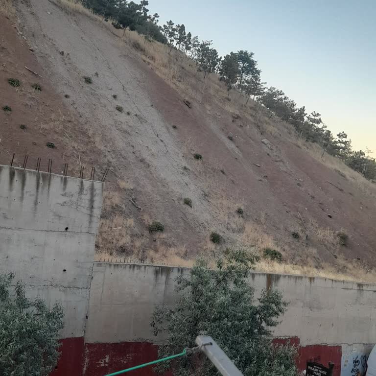 Toprak Yolun Güvenlik Sorunu: Çocuklar Ve Mahalle Sakinleri Tehlikede