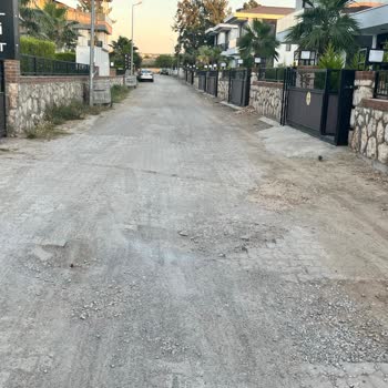 Sokaktaki Çukurlar Ve Toz Nedeniyle Çözüm Bekleniyor