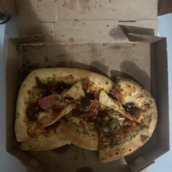 Düşürülmüş Ve Dağılmış Pizza Teslimatı: Domino's Şubesinden Kötü Deneyim