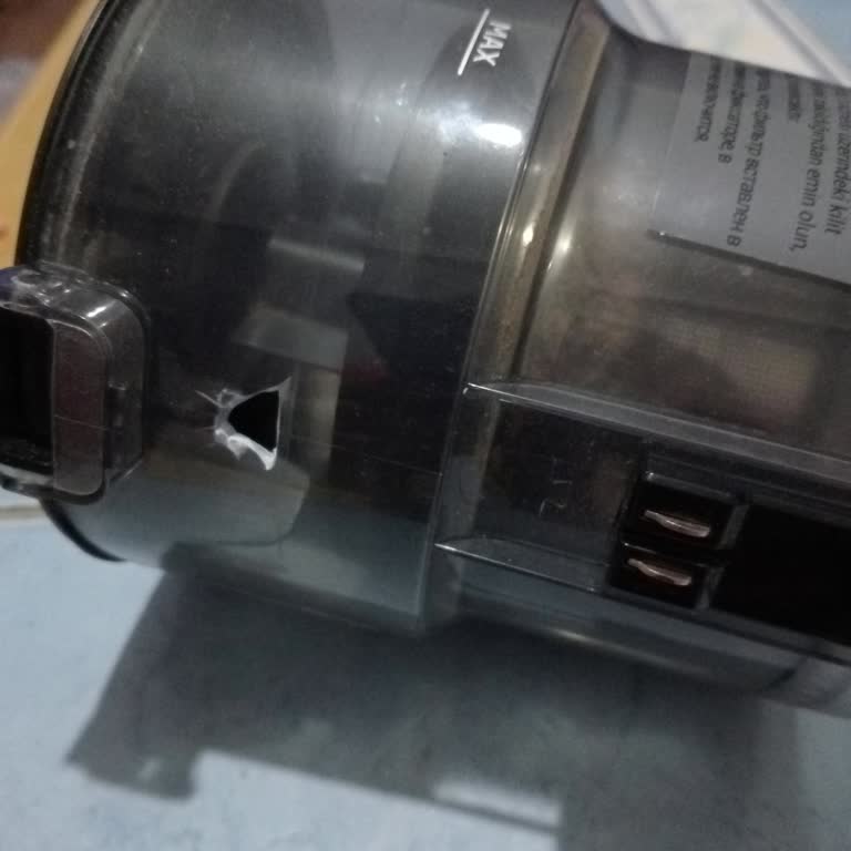 Arçelik Imperium Süpürgenin Toz Haznesi Kullanım Sırasında Kırıldı