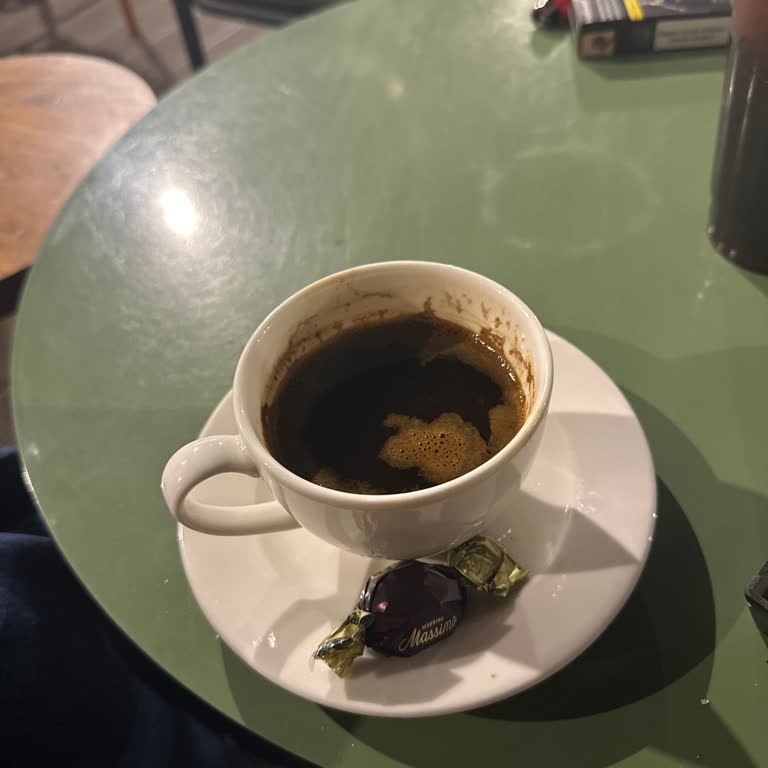 Penguen Kitabevi Soğuk Su Talebine Ekstra Ücret ve Çalışanların Olumsuz Yaklaşımı