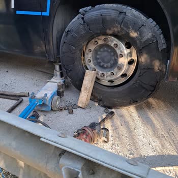 Varan Turizm’de Hayati Tehlikeye Rağmen Yolculuk: Lastik Patladı, Yardım Gelmedi!