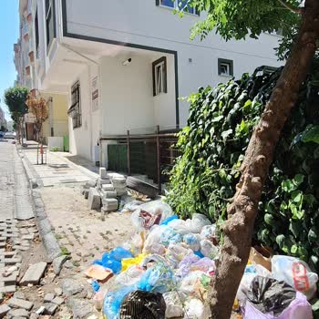 İnşaat Sonrası Bahçe Ve Kaldırımda Düzenleme Yapılmadı, Çöp Sorunu Yaşanıyor