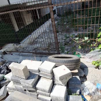 İnşaat Sonrası Bahçe Ve Kaldırımda Düzenleme Yapılmadı, Çöp Sorunu Yaşanıyor