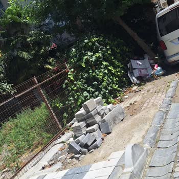 İnşaat Sonrası Bahçe Ve Kaldırımda Düzenleme Yapılmadı, Çöp Sorunu Yaşanıyor
