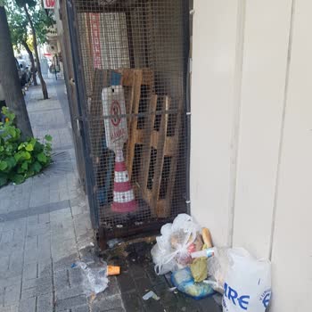 Apartman Önüne Sürekli Çöp Atılıyor, Koku Ve Kirlilikten Şikayetçiyim
