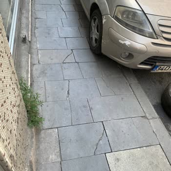 Kırık Kaldırım Taşlarının Yenilenmemesi Güvenliği Tehdit Ediyor