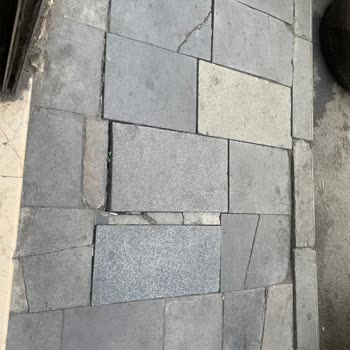 Kırık Kaldırım Taşlarının Yenilenmemesi Güvenliği Tehdit Ediyor