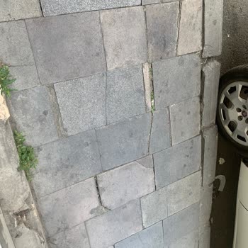 Kırık Kaldırım Taşlarının Yenilenmemesi Güvenliği Tehdit Ediyor