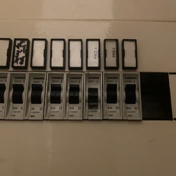 Yetkili Servis Hem Klimaları Hem Elektrik Tesisatını Bozdu, Çözüm Bekliyorum