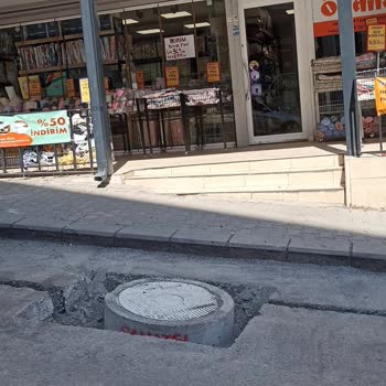 Rögar Kapağı Mağaza Önünde Tehlike Oluşturuyor