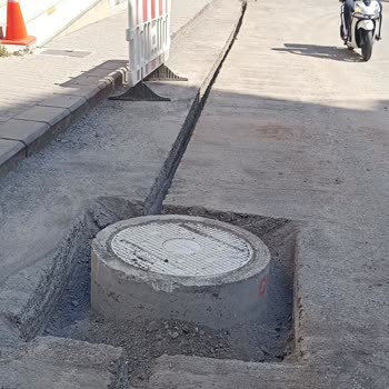 Rögar Kapağı Mağaza Önünde Tehlike Oluşturuyor