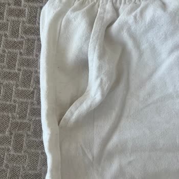 Keten Pantolonun Rengi Ve Dokusu Hızla Bozuldu