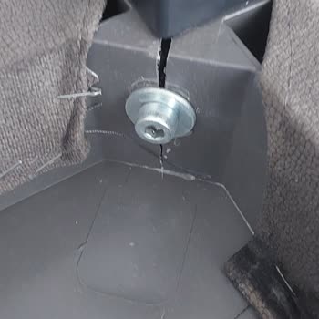 En Sağlam Denilen Sandalyeler Bir Yıl İçinde Teker Teker Kırıldı