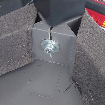 En Sağlam Denilen Sandalyeler Bir Yıl İçinde Teker Teker Kırıldı