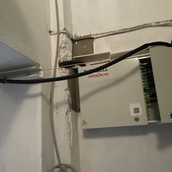 Modem Kurulumu Sonrası Kablolar Ve Ekipmanlar Düzensiz Bırakıldı