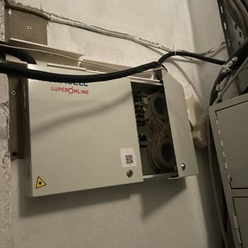 Modem Kurulumu Sonrası Kablolar Ve Ekipmanlar Düzensiz Bırakıldı