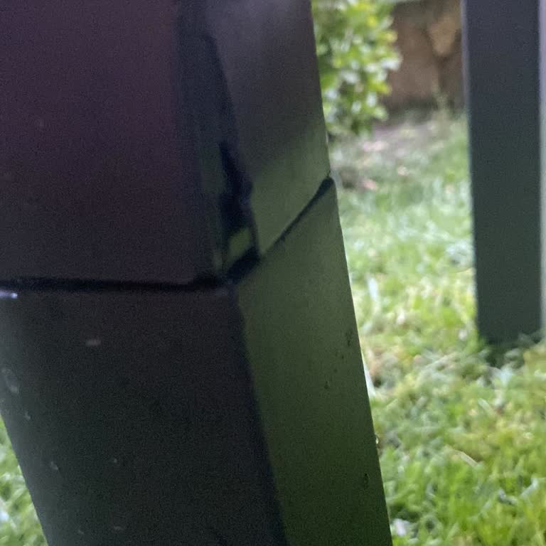 Bahçe Takımı Masasında Çatlak Parça Ve Geciken Destek