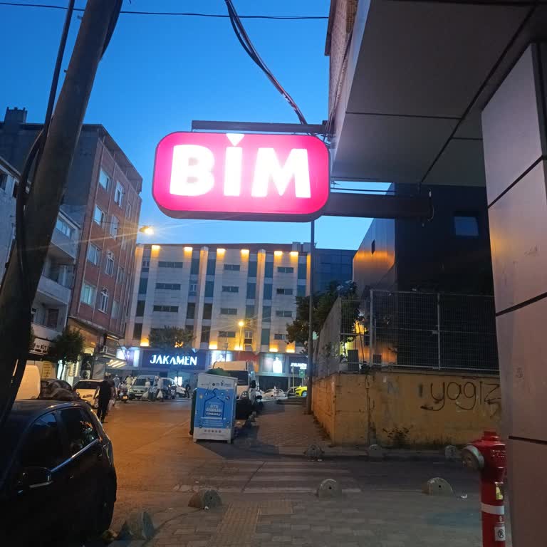 BİM Şubesinde Mesai Bitmeden Kapıların Kapatılması Şaşkınlığı