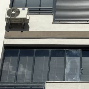 Uşak Efe Cam Balkon Silmeyle Çıkmayan Bulanıklar ve İzler Var