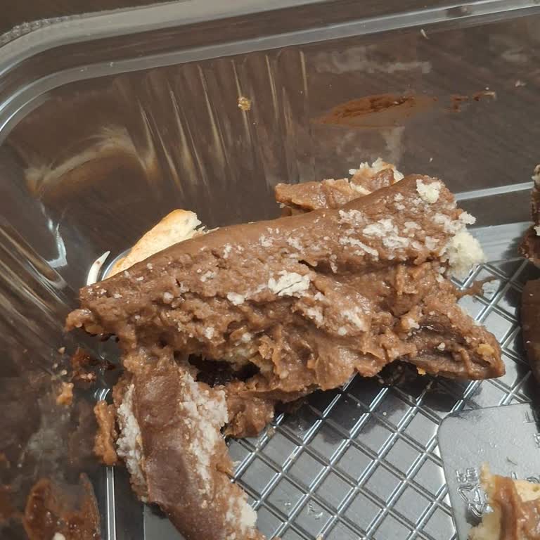 Ekşi Kremalı Alman Pastası Ve Kalitesiz Hizmet