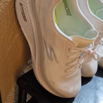 Skechers Ayakkabı Çoraplarımı Ve Ayağımı Boyadı Çözüm Bekliyorum