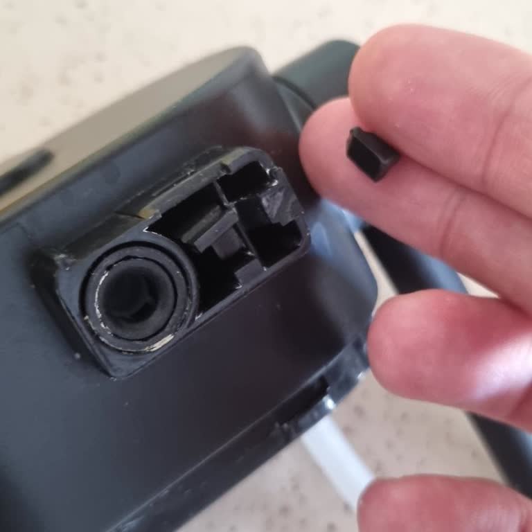 Grundig Kahve Makinesi Süt Haznesi Parçası Kolayca Kırıldı