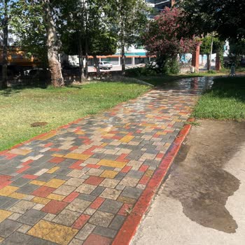 Atatürk Parkı'nda Sulama Sorunu: Yollar Ve Oyun Alanları Sürekli Islanıyor