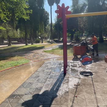 Atatürk Parkı'nda Sulama Sorunu: Yollar Ve Oyun Alanları Sürekli Islanıyor