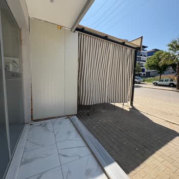 Yan Dükkandaki Perde Ve Flamalar İşimi Engelliyor