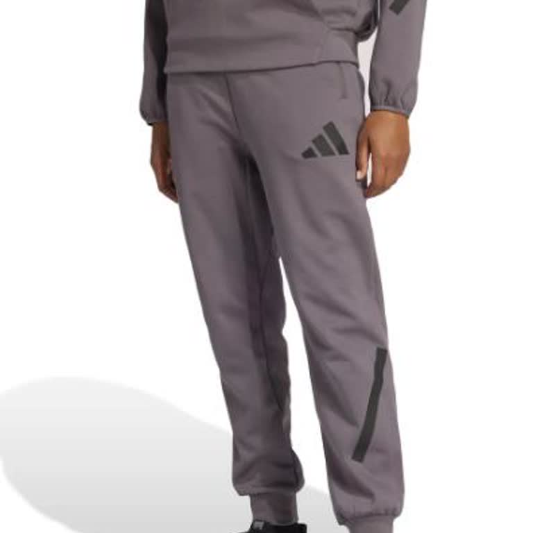 Hiç Giymeden Tüylenen Eşofman Altı Ve İlgisiz Mağaza Yaklaşımı