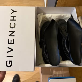 Givenchy Ayakkabının İç Tabanları 3 Ayda Eridi, Beymen Çözüm Sunmadı