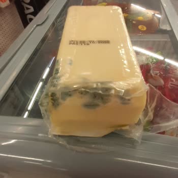 Son Kullanma Tarihi Geçmemiş Peynirin Bozulması Ve İlgisiz Mağaza Yetkilisi