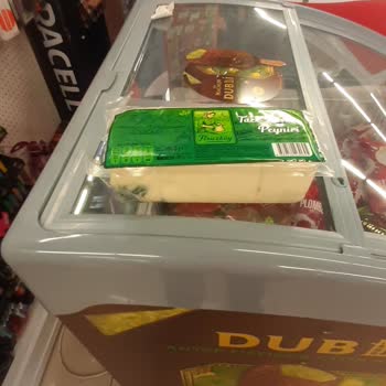 Son Kullanma Tarihi Geçmemiş Peynirin Bozulması Ve İlgisiz Mağaza Yetkilisi