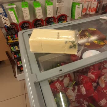 Son Kullanma Tarihi Geçmemiş Peynirin Bozulması Ve İlgisiz Mağaza Yetkilisi