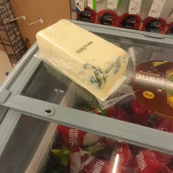 Son Kullanma Tarihi Geçmemiş Peynirin Bozulması Ve İlgisiz Mağaza Yetkilisi