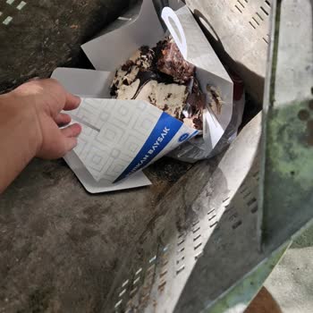 Taze Olduğu Söylenen Yaş Pasta Ekşimiş Çıktı, Ücret İadesi Talebim Reddedildi