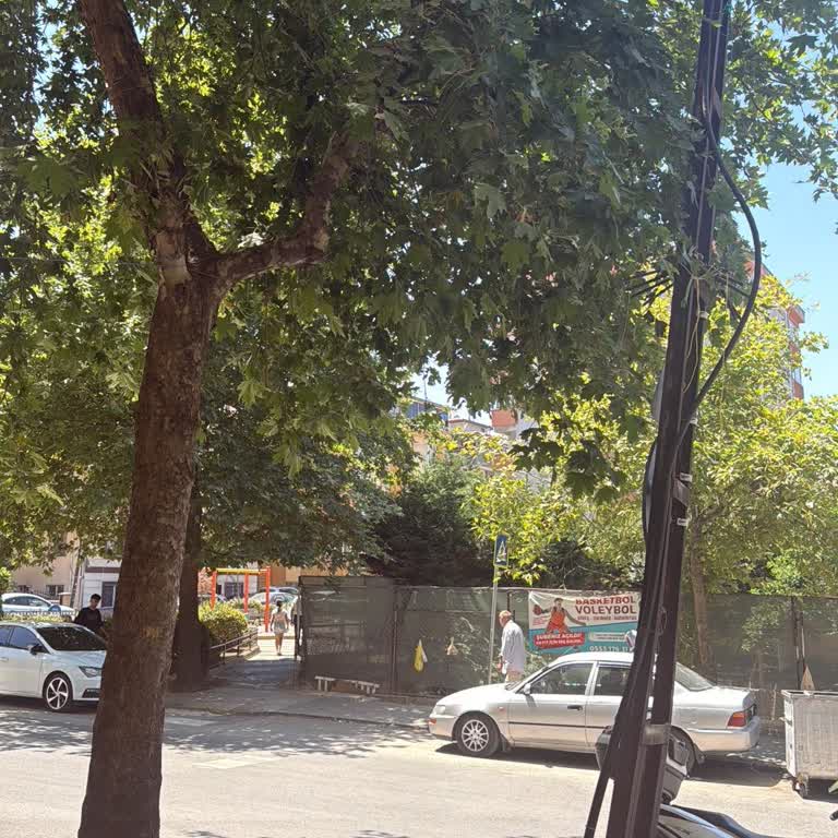 Kaldırımdaki Direk Engelliler Ve Bebek Arabaları İçin Büyük Engel