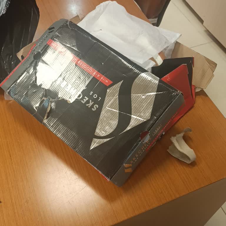 Skechers Kargo Firması Yüzünden Ayakkabı Kutusu Parçalanmış Geldi