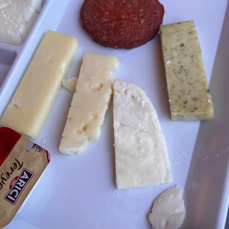 Kahvaltıda Bayat Peynir Ve İlgisiz Servis Symbol AVM Köfteci Yusuf