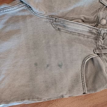 Ich zahlte 1700₺ für Zara-Jeans, Lederteil färbt grün ab, keine Lösung!