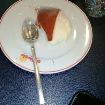 Faruk Güllüoğlu Kağıthane Şubesi Tatlının İçinden Çıkan Cisim