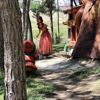 Eskihisar Parkındaki Bakımsızlık Ve Kötü Durumda Oyuncaklar