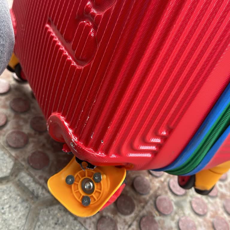 Ich habe den Benetton Kabinenkoffer gekauft, Rad brach beim ersten Gebrauch!