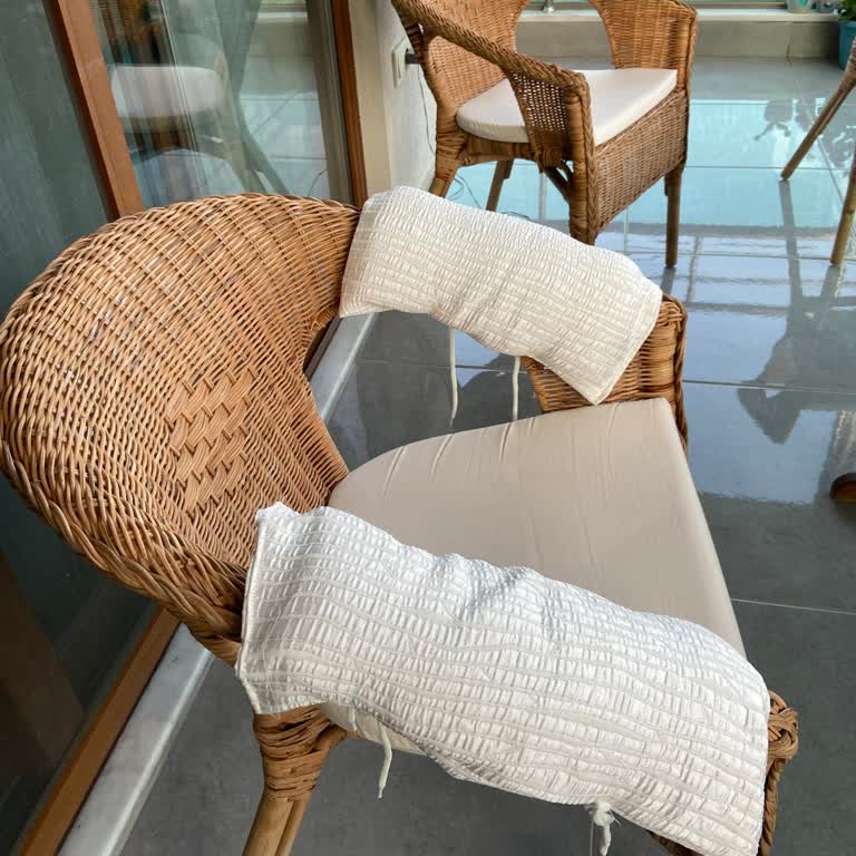 Ich kann IKEA Stühle nicht nutzen, Ärger wegen beschädigter Armlehnen