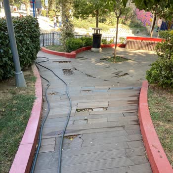 Suadiye Marmaray Çıkışındaki Parkta Kırık Ve Dökülen Alanlar Çocuklar İçin Tehlikeli