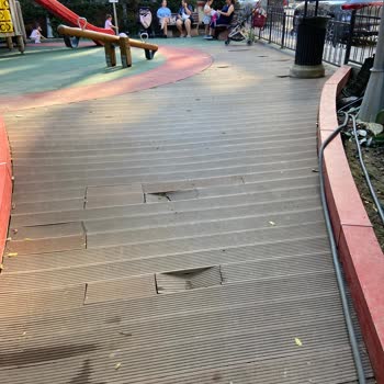 Suadiye Marmaray Çıkışındaki Parkta Kırık Ve Dökülen Alanlar Çocuklar İçin Tehlikeli