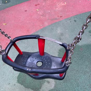 Suadiye Marmaray Çıkışındaki Parkta Kırık Ve Dökülen Alanlar Çocuklar İçin Tehlikeli